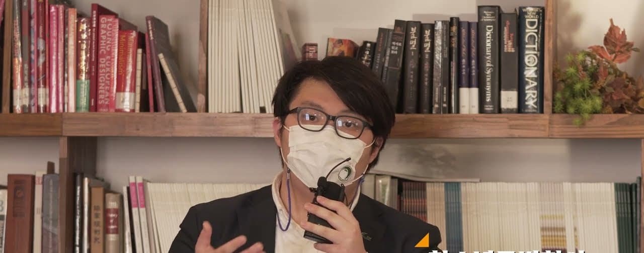 서재를 배경으로 청소년특별회의 의장단이 인터뷰하는 장면